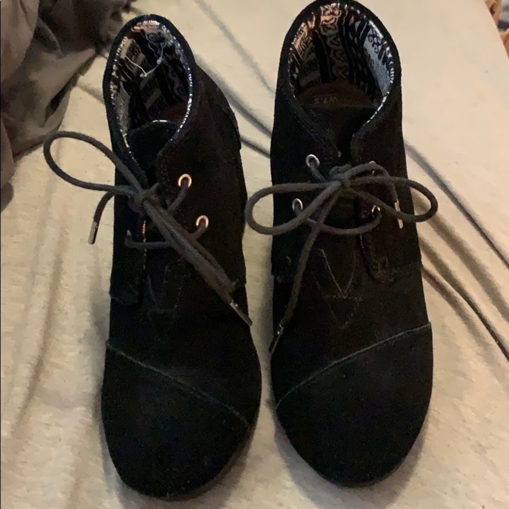 Toms black wedges